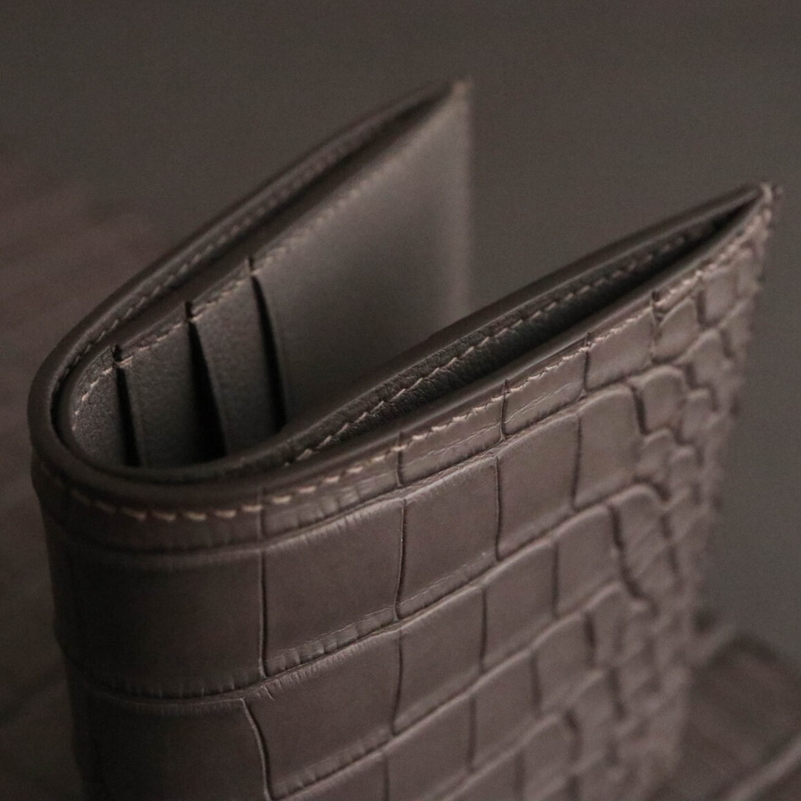 石墨灰色鱷魚腹皮 Vertical Bifold 細節近照