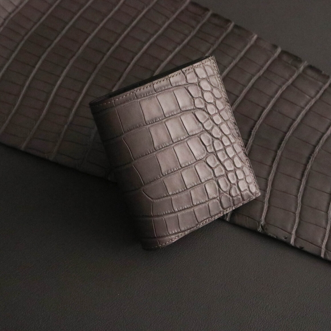Vertical Bifold 石墨灰色鱷魚腹皮